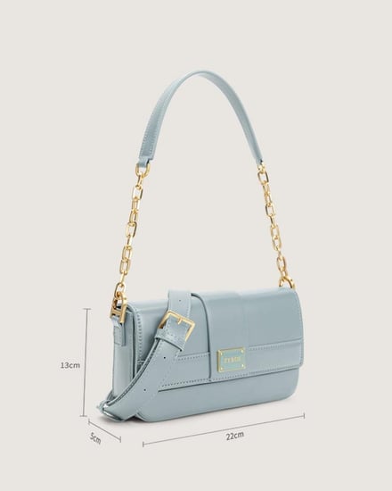 شنطة نسائية بمقاس متوسط باللون الأزرق الفاتح.