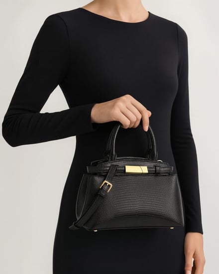 شنطة نسائية من الجلد الفاخر بلون أسود