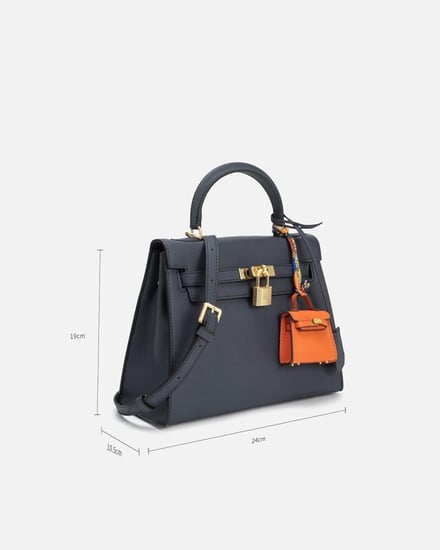 شنطة نسائية تعبر عن الأناقة العصرية بلون أزرق