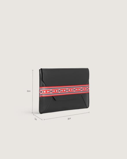 ‎ شنطة بحجم كبير لاطلالة عملية بلون أسود.