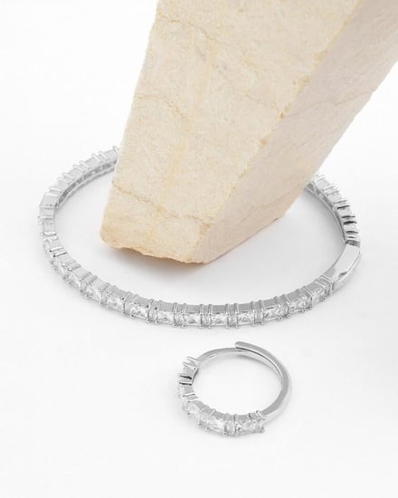 طقم نسائي أنيق باللون الفضي