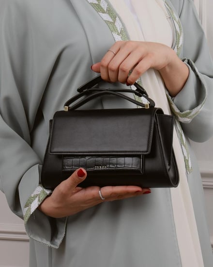 شنطة ترمز للأناقة وتناسب كل إطلالاتك بلون أسود