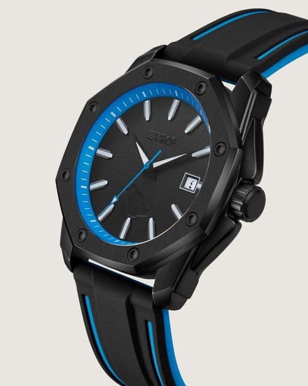 ساعة رجالية من الربل بلون أسود.