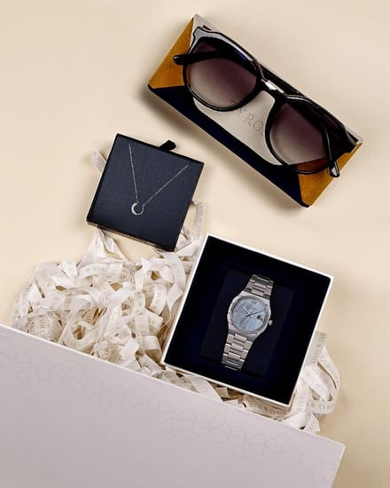 هدية نسائية من ساعة وسلسال ونظارة