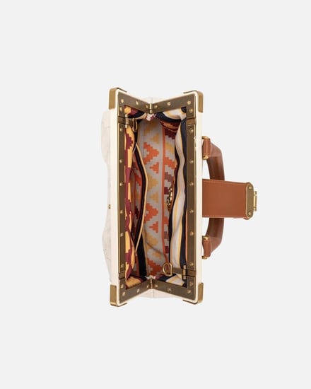 شنطة نسائية مميزة بلون بيج.