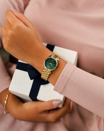 ساعة نسائية بتصميم متفرد بلون ذهبي