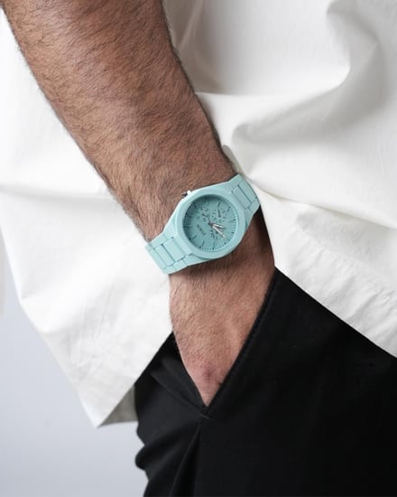‎ ساعة رجالية بسير من البولي كاربون بلون أزرق