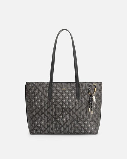 شنطة بحجم كبير ومناسب باللون الأسود