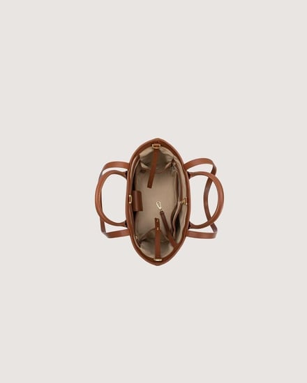 شنطة نسائية بحجم واسع باللون البني