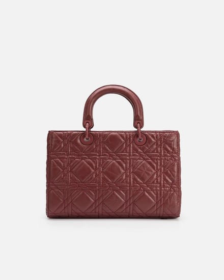 شنطة نسائية بحجم كبير باللون العودي