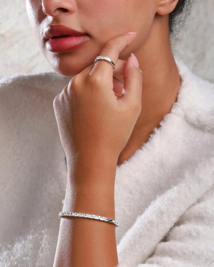 طقم نسائي أنيق باللون الفضي