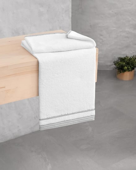 منشفة راقية باللون الأبيض