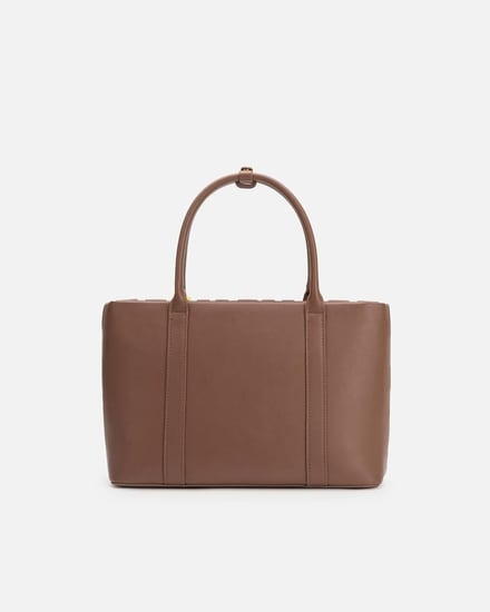 شنطة نسائية تعكس معاني الأناقة من الجلد بلون بني