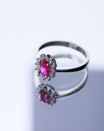 خاتم نسائي فضي بحجر زركون بلون أحمر