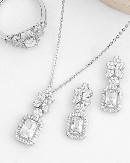 طقم اكسسوار نسائي أنيق بلون فضي