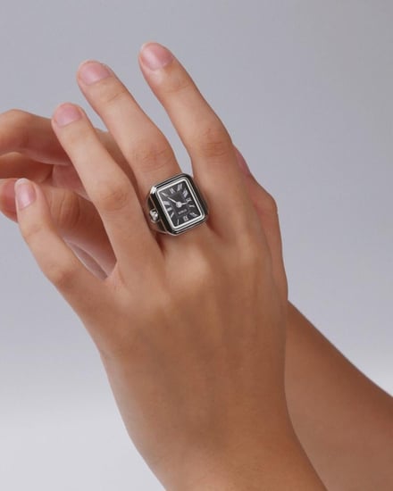 ساعة الخاتم بتصميم مبتكر بلون فضي