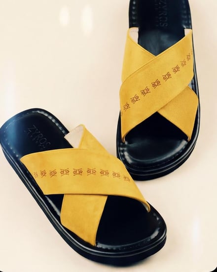 حذاء شرقي رجالي بلون أصفر