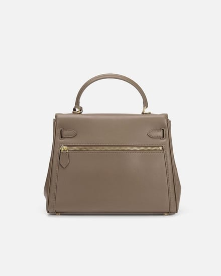 شنطة نسائية تحكي قصة من الأناقة بلون بني