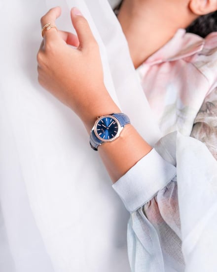 ساعة نسائية بسير من الجلد بلون أزرق