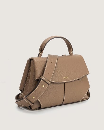 شنطة نسائية ذات حجم واسع بلون بني رملي