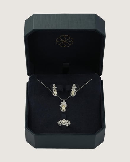 طقم اكسسوار نسائي ناعم بلون فضي وأصفر