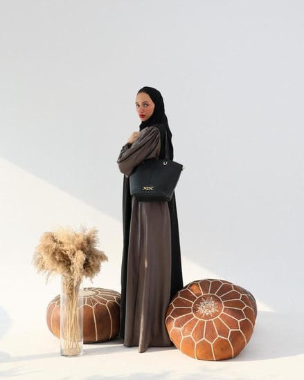 شنطة نسائية بمقاس متوسط بلون أسود