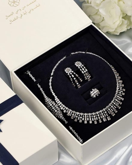 طقم نسائي فاخر بلون فضي وذهبي