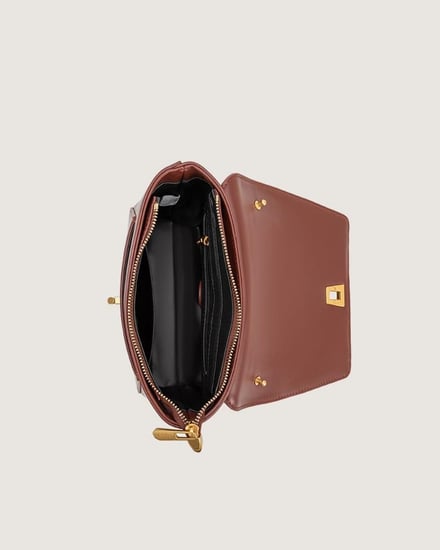 شنطة وهج بلون بني بحجم متوسط لكل يوم.