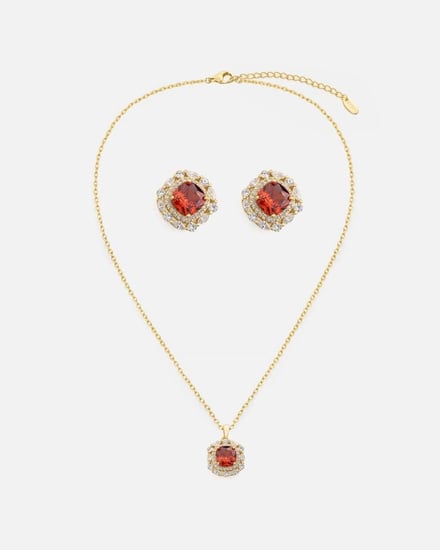 طقم نسائي مميز بلون ذهبي