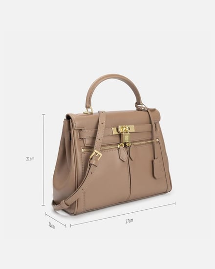 شنطة نسائية تحكي قصة من الأناقة بلون بني