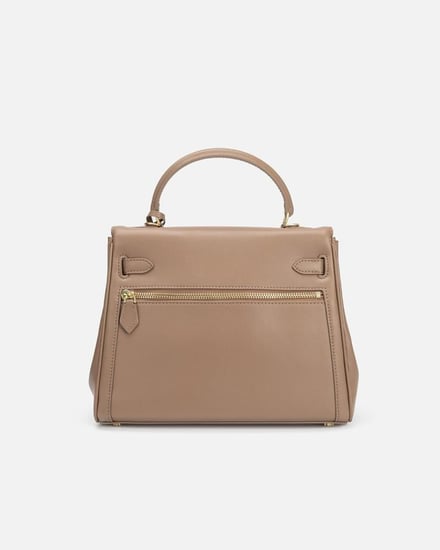 شنطة نسائية تحكي قصة من الأناقة بلون بني