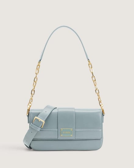 شنطة نسائية بمقاس متوسط باللون الأزرق الفاتح.