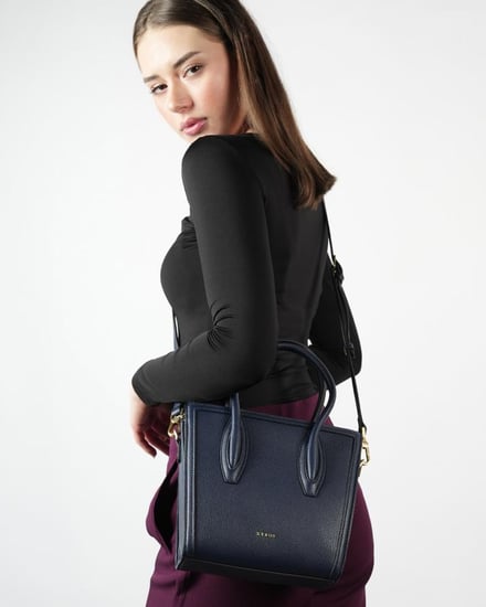 شنطة نسائية متوسطة الحجم بلون أزرق