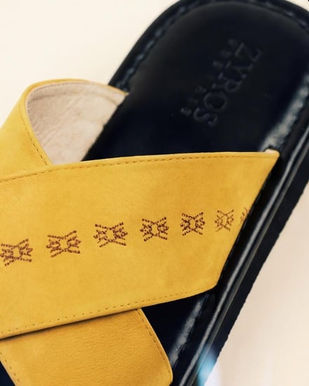 حذاء شرقي رجالي بلون أصفر