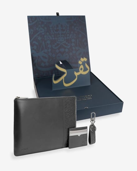 طقم كلتش ومحفظة وميدالية تعبر عن الأصالة بلون أسود