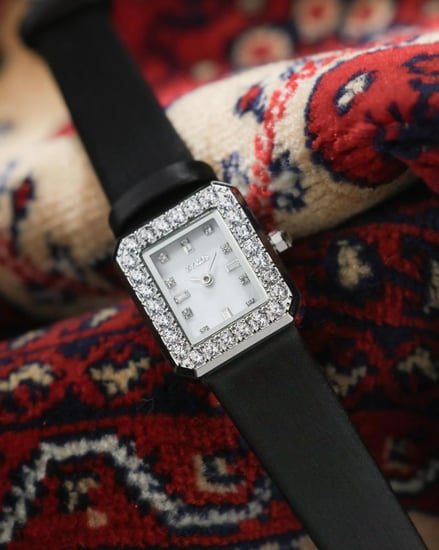 ‎ ساعة وِبل النسائية بمينا مربع من الجلد باللون الأسود