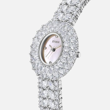 ساعة نسائية بسير من الزركون بلون فضي