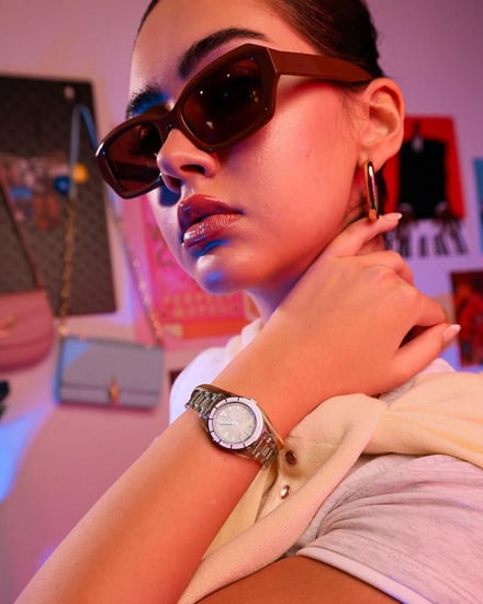 ساعة ذكرى نسائية لطلة مختلفة بسير أخضر شفاف