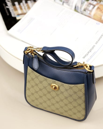 ‎ شنطة نسائية بتصميم أنيق بلون أزرق