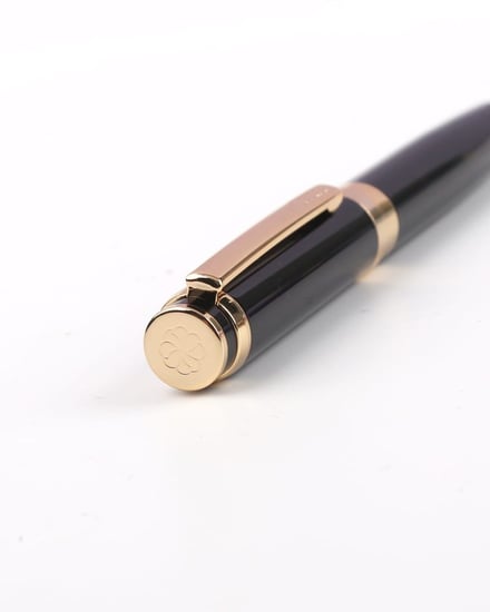 قلم رجالي كلاسيك بلون أسود وذهبي