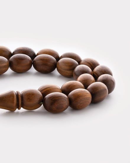 سبحة خشب الصندل باللون البني