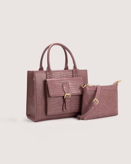 طقم شنطتين نسائية بحجم واسع باللون الوردي.