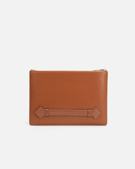 طقم كلتش ومحفظة وميدالية تعبر عن الأصالة بلون بني