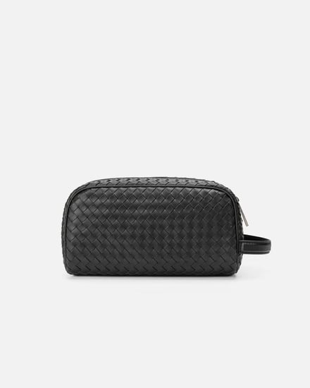 شنطة رجالية تعكس عنوان الأناقة باللون الأسود