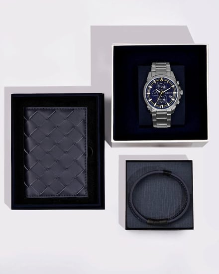 طقم رجالي أنيق باللون الأزرق