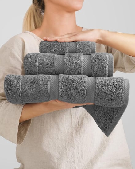 طقم من مناشف كلاسيك بلون رمادي.