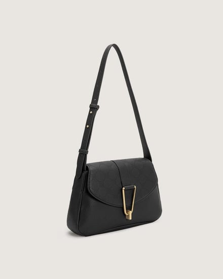 شنطة لاطلالتك العملية باللون الأسود.