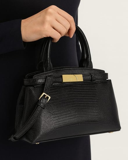 شنطة نسائية من الجلد الفاخر بلون أسود