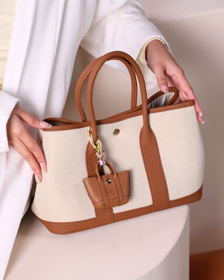 ‎ شنطة نسائية من القماش والجلد بلون بني وبيج