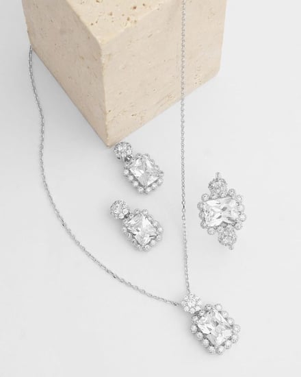 طقم اكسسوار نسائي بتصميم جذاب بلون فضي